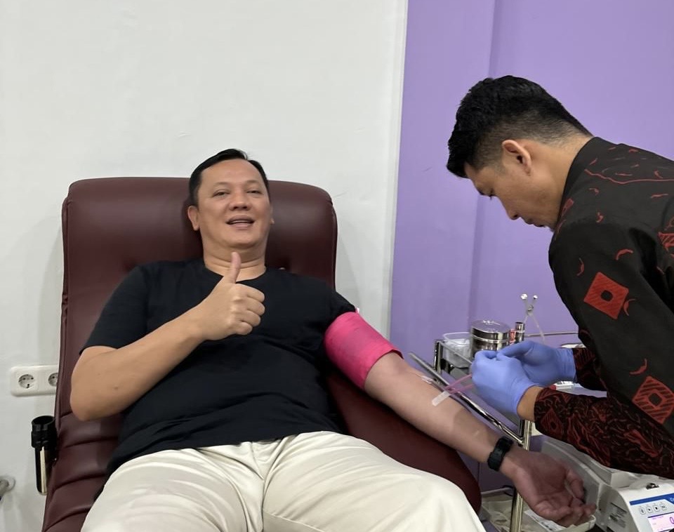 Calon bupati pesawaran Aries Sandi saat donor darah