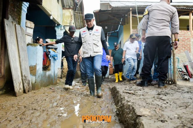 Bupati Dendi Ramadhona Tinjau Warga Terdampak Banjir di Desa Sukajaya Lempasing Teluk Pandan