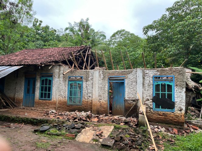 Akibat Hujan Deras Melanda, Rumah Warga Ambruk