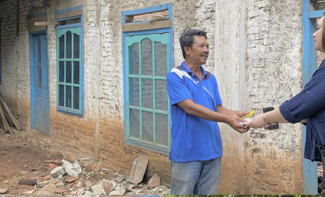 Relawan Aries Sandi bersama Jihan Berikan Bantuan Korban Bencana Alam