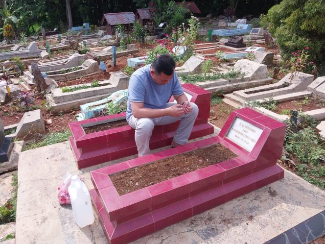 Bupati Pesawaran Terpilih Aries Sandi Panjatkan Doa di Makam Nenek Tercinta