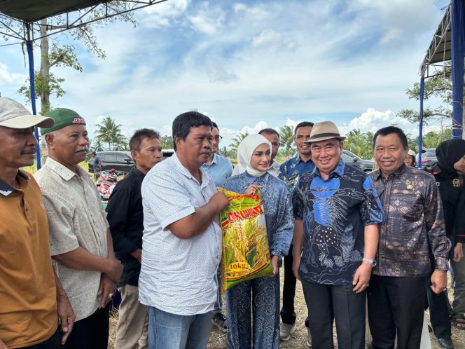 Anggota DPR RI Putri Zulhas Serahkan Bantuan Bibit ke Petani Tanggamus