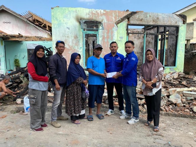Ketua DPC Demokrat Pesawaran Aries Sandi Berikan Bantuan Korban Kebakaran