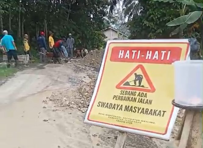 Tak Kunjung Diperbaiki, Warga Perbaiki Jalan Secara Mandiri