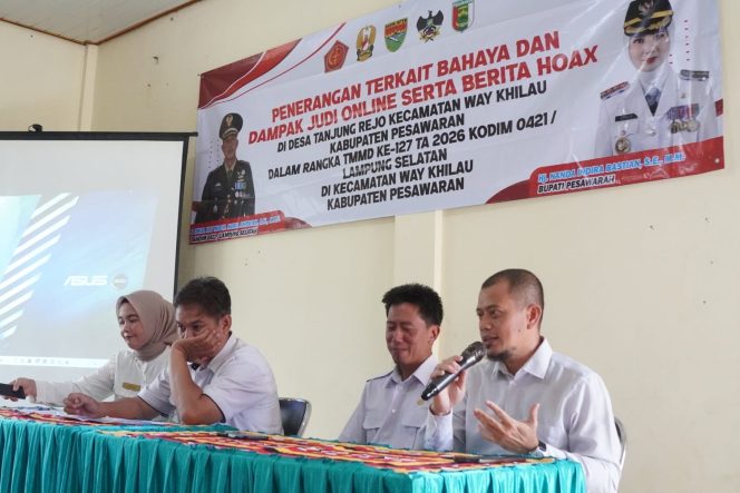 Diskominfotiksan Pesawaran Berikan Sosialisasi Bahaya Judi Online dan Penyebaran Hoaks pada TMMD ke-127